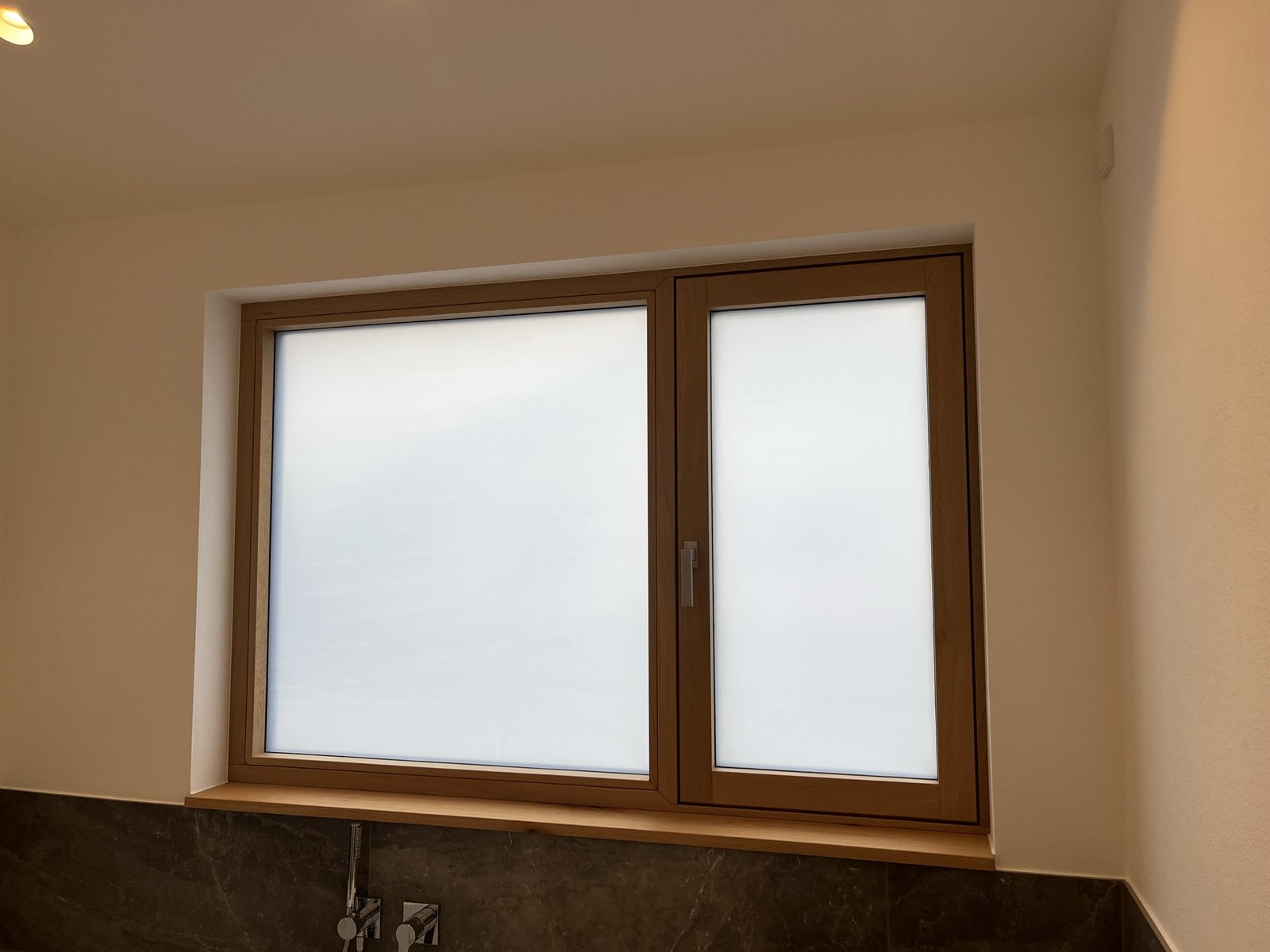 Badfenster mit Milchglasfolie