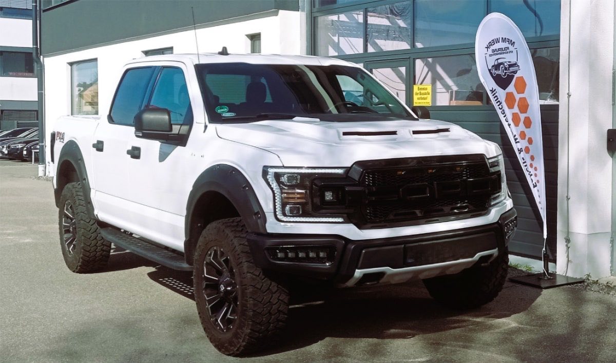Pick-up mit Farbwechsel-Vollfolierung in Schwarz – vorher